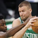 Une demi-finale de Conférence Est qui s'annonce bien douloureuse pour Kristaps Porzingis (à droite) et le Celtic. KEYSTONE/EPA/CJ GUNTHER